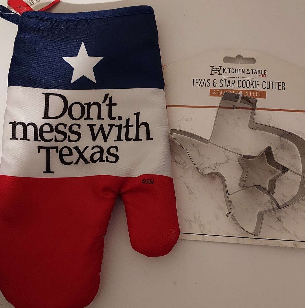 Don't Mess With Texas Oven Mitt and Cookie Ciutter State Memorabilia Lone Star